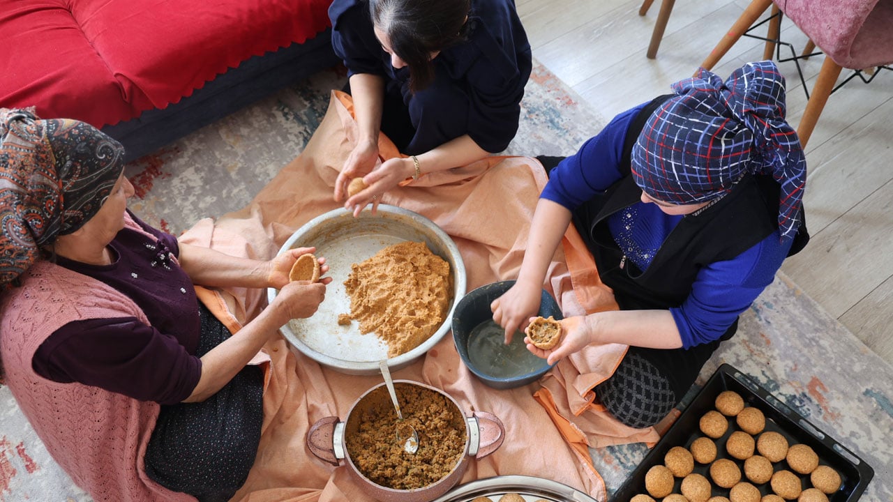 Kozan'da hazırlıklar başladı! Bayramın kokusu mutfaklardan yükseliyor