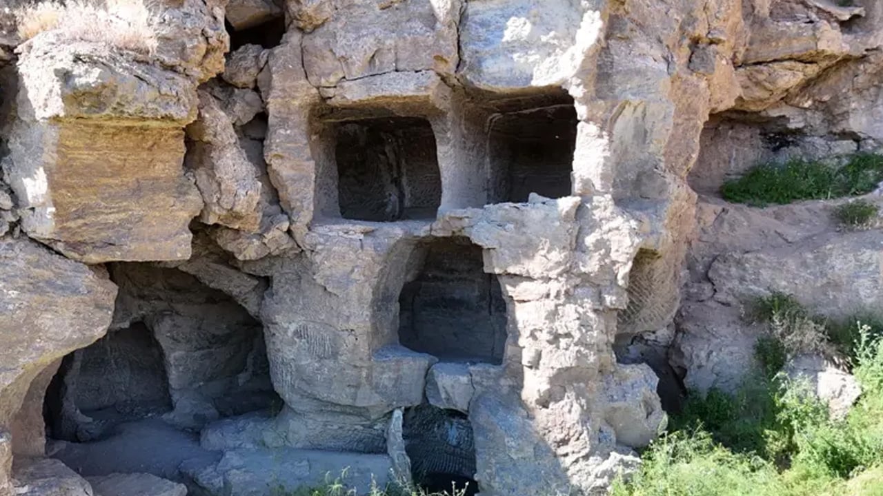  Kral Kaya Mağaraları: Sivas'ta 3 bin 200 yıllık gizem... Tam 100 odası var... 
