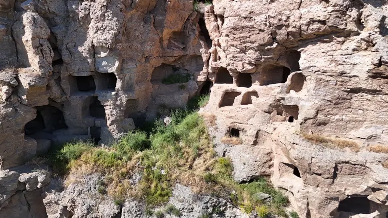 Foto - Kral Kaya Mağaraları: Sivas'ta 3 bin 200 yıllık gizem... Tam 100 odası var... 
