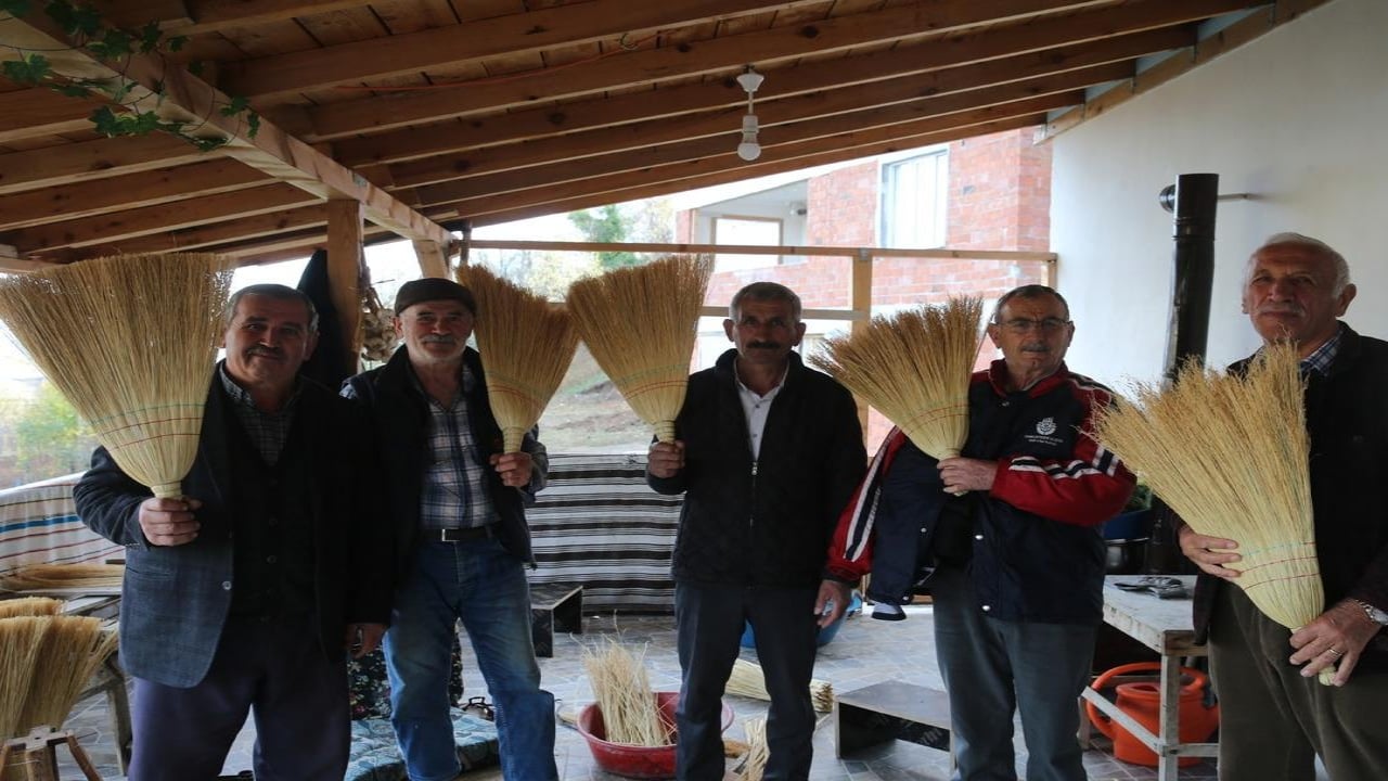 Foto - Küçücük köyde 72 senedir bu iş yapılıyor! Haftada takır takır 1000 tane üretiyorlar