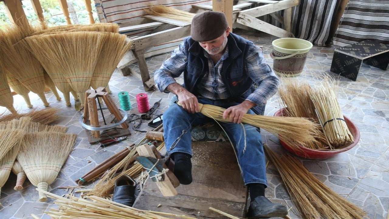 Foto - Küçücük köyde 72 senedir bu iş yapılıyor! Haftada takır takır 1000 tane üretiyorlar