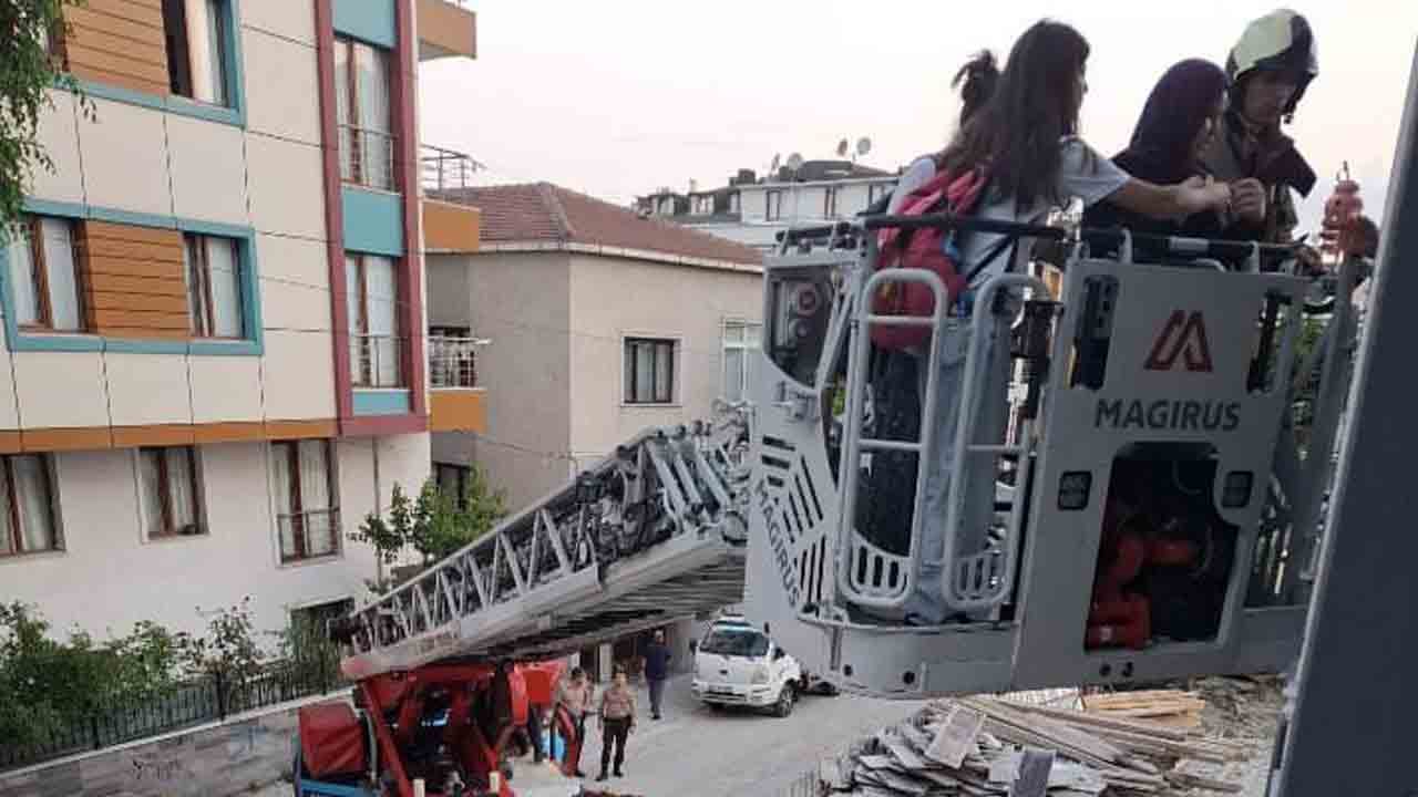 Foto - Küçükçekmece'de faciadan dönüldü: Binadaki 29 kişiyi itfaiye kurtardı