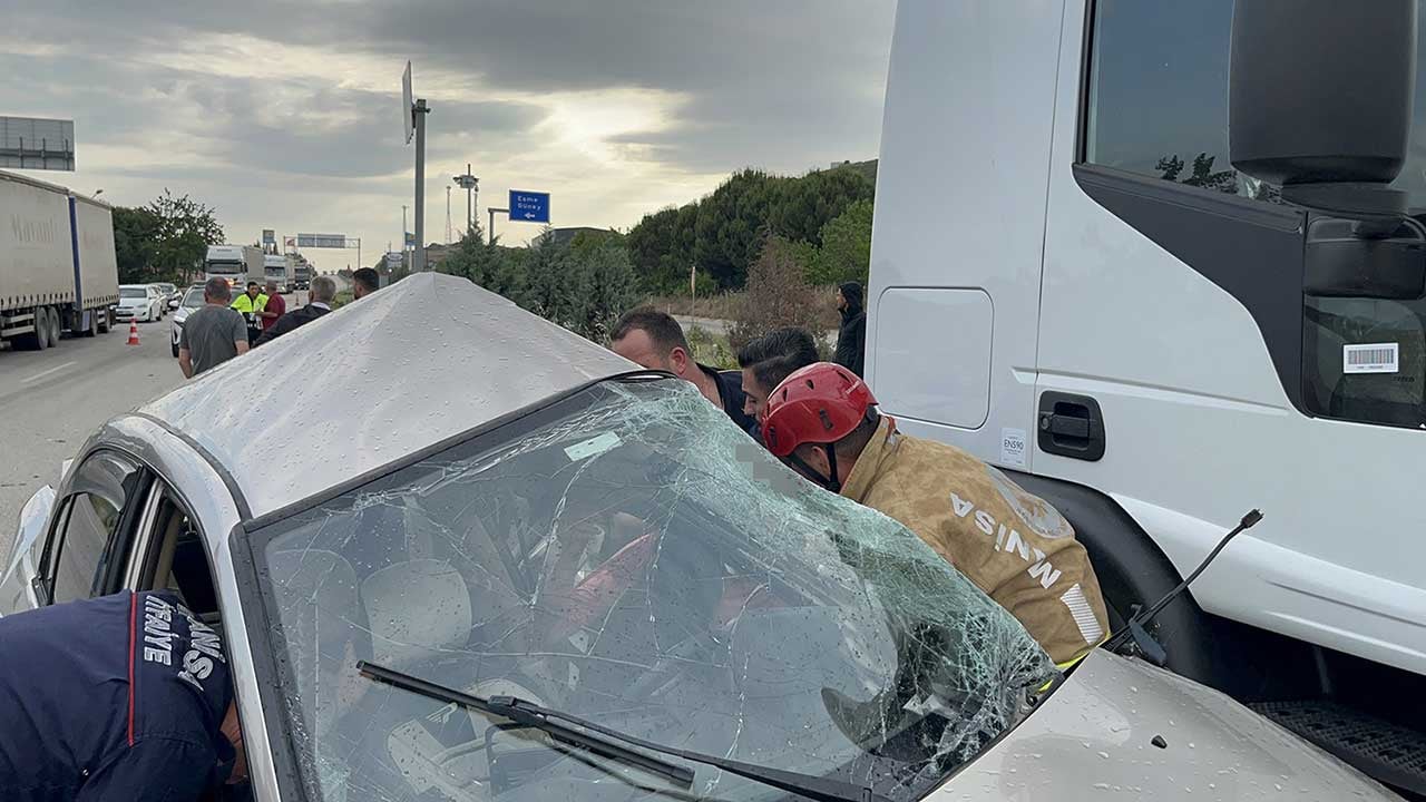 Foto - Kula'da feci kaza! Tırın altına alıp metrelerce sürüklediği otomobil sürücüsü ölümle pençeleşiyor!
