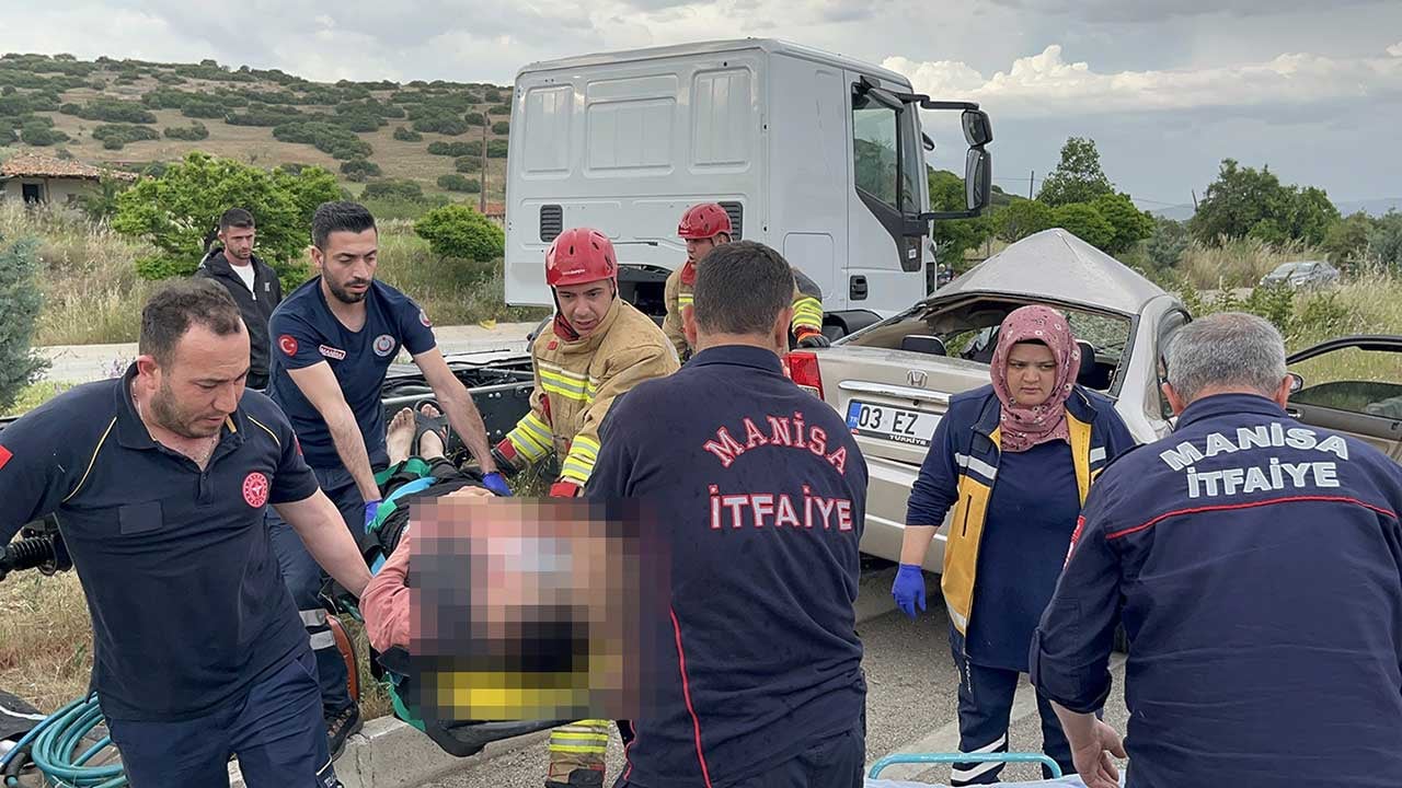 Foto - Kula'da feci kaza! Tırın altına alıp metrelerce sürüklediği otomobil sürücüsü ölümle pençeleşiyor!