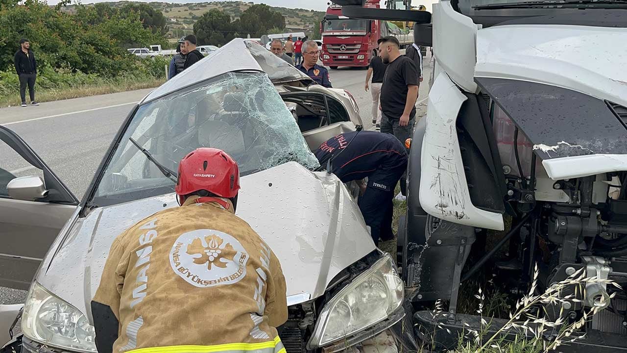 Kula'da feci kaza! Tırın altına alıp metrelerce sürüklediği otomobil sürücüsü ölümle pençeleşiyor!