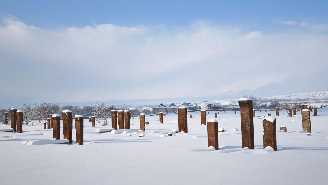 Foto - Kümbetler beyaza büründü! Kar yağışı tarihi mirası masalsı görünüme kavuşturdu