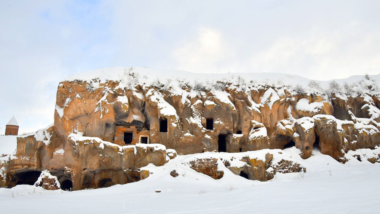 Kümbetler beyaza büründü! Kar yağışı tarihi mirası masalsı görünüme kavuşturdu