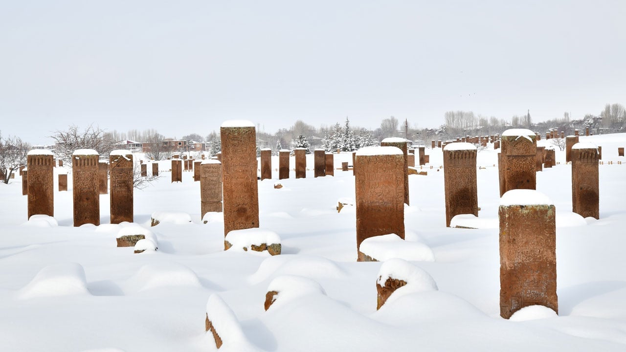 Foto - Kümbetler beyaza büründü! Kar yağışı tarihi mirası masalsı görünüme kavuşturdu