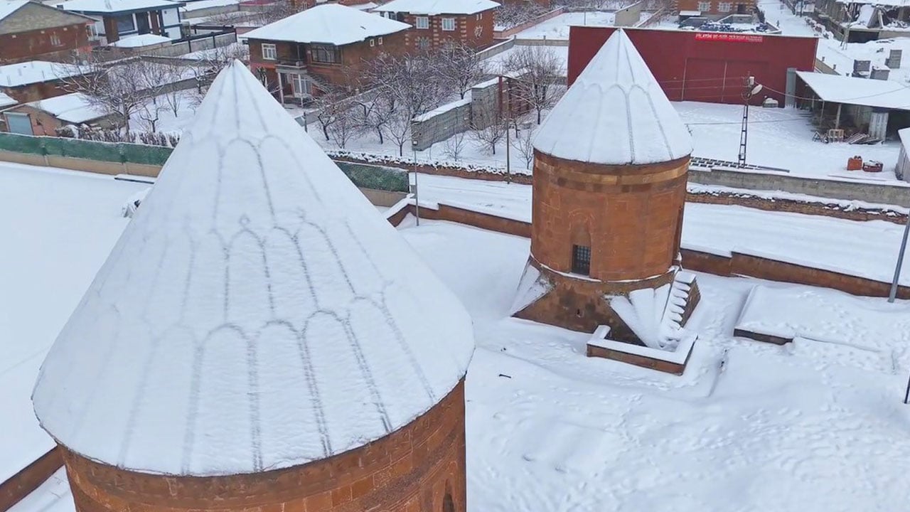 Foto - Kümbetler beyaza büründü! Kar yağışı tarihi mirası masalsı görünüme kavuşturdu