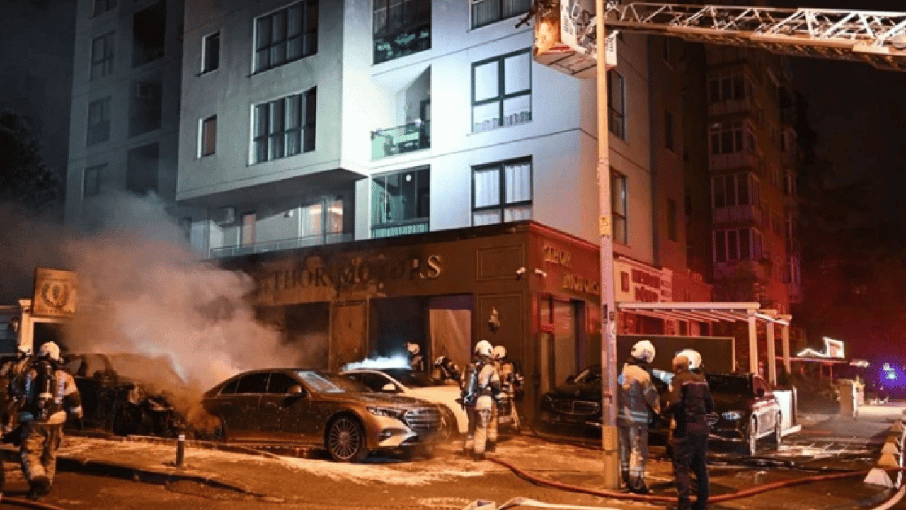 Foto - Kundaklama ihtimali var! Lüks araçlar küle döndü!