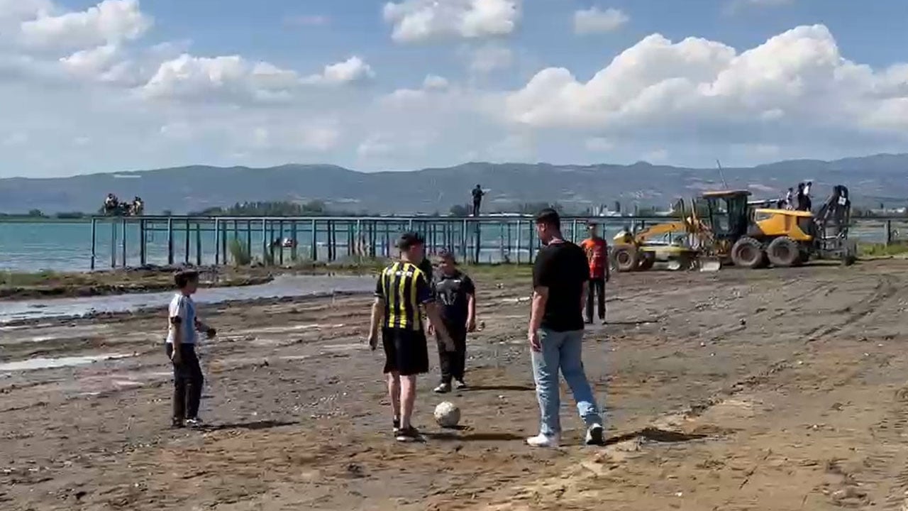 Foto - Kuraklığın acı görüntüsü! Bir zamanlar teknelerin yanaştığı alan futbol sahasına döndü