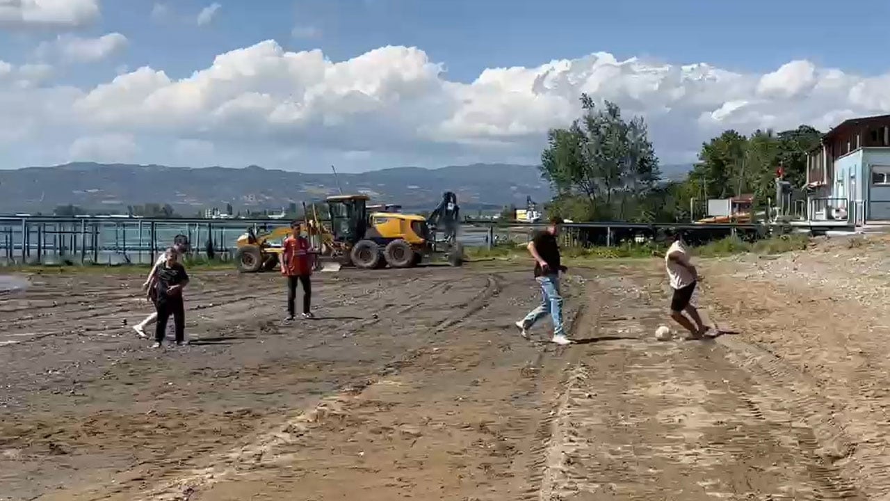 Foto - Kuraklığın acı görüntüsü! Bir zamanlar teknelerin yanaştığı alan futbol sahasına döndü
