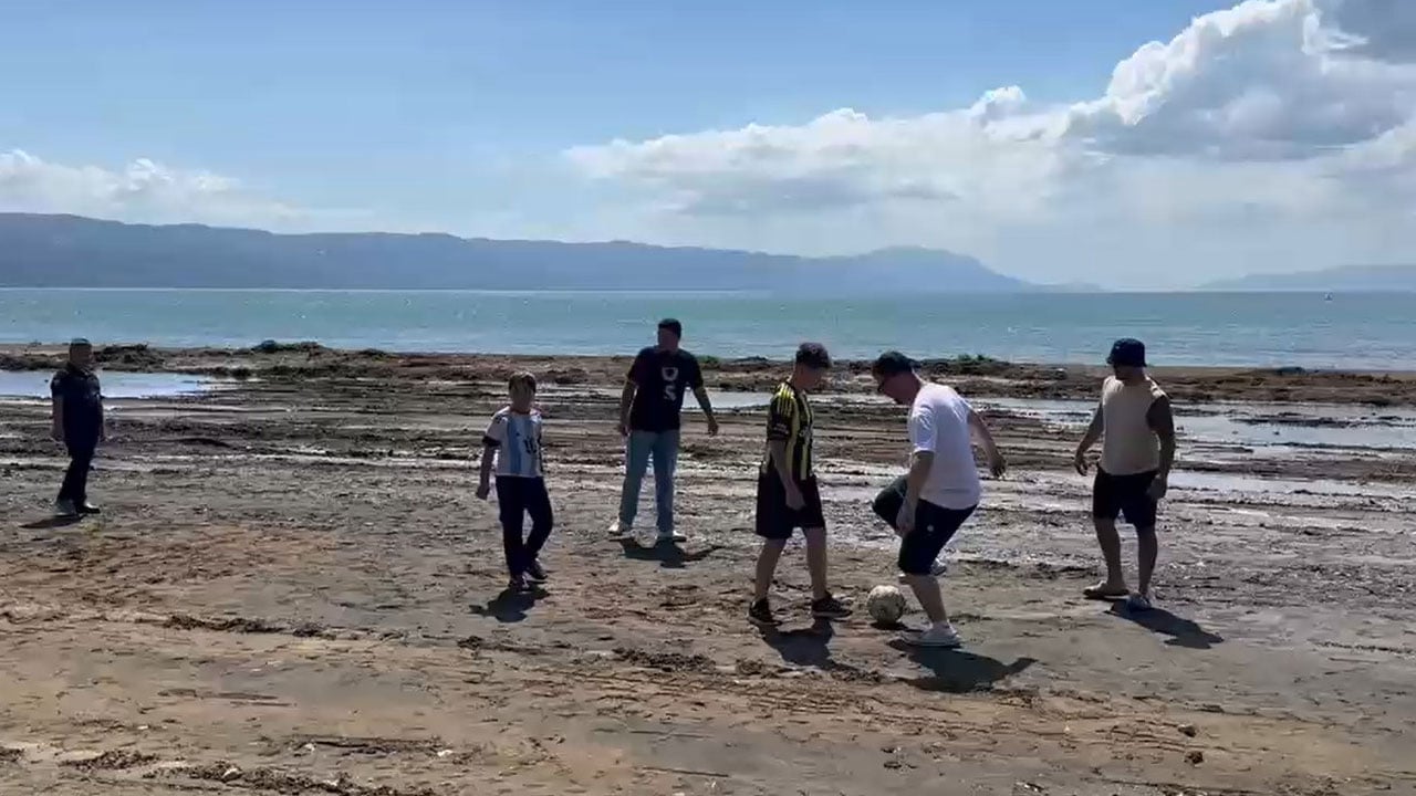 Foto - Kuraklığın acı görüntüsü! Bir zamanlar teknelerin yanaştığı alan futbol sahasına döndü