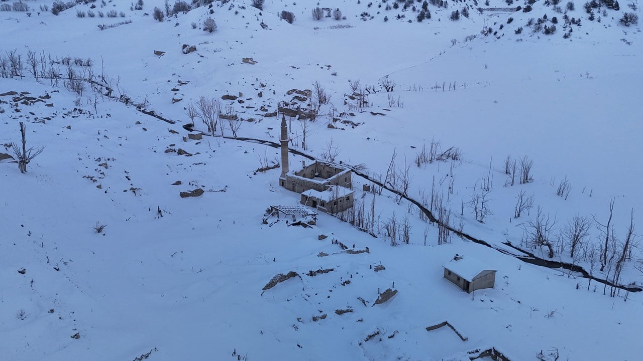 Foto - Kuraklık suyu çekti, köy ortaya çıktı! Eski Pusat bu kez kar altında