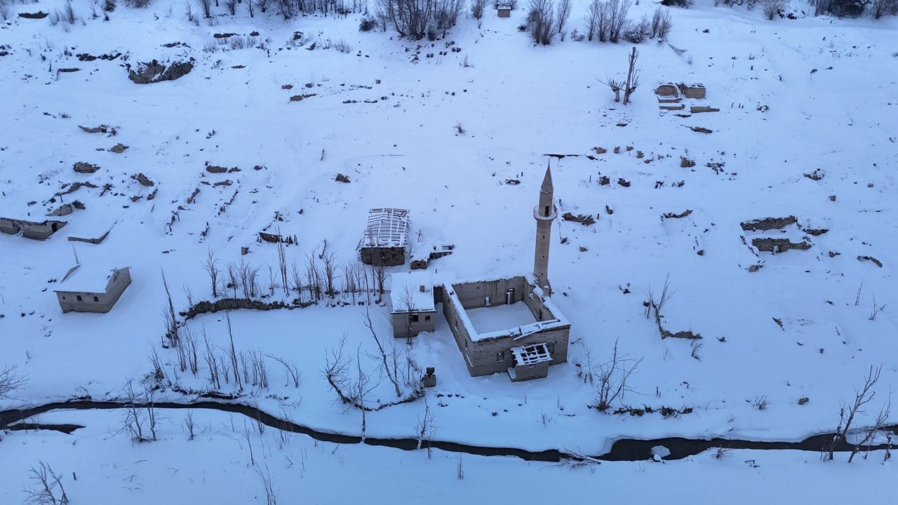 Kuraklık suyu çekti, köy ortaya çıktı! Eski Pusat bu kez kar altında