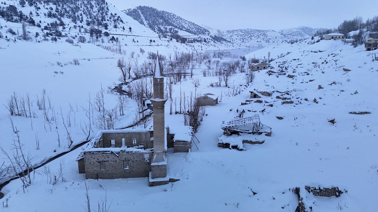 Foto - Kuraklık suyu çekti, köy ortaya çıktı! Eski Pusat bu kez kar altında