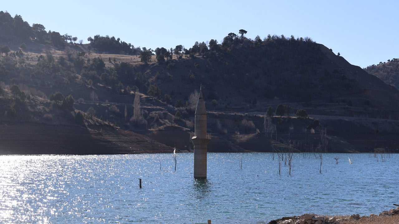 Foto - Kuraklık suyu çekti, köy ortaya çıktı! Eski Pusat bu kez kar altında