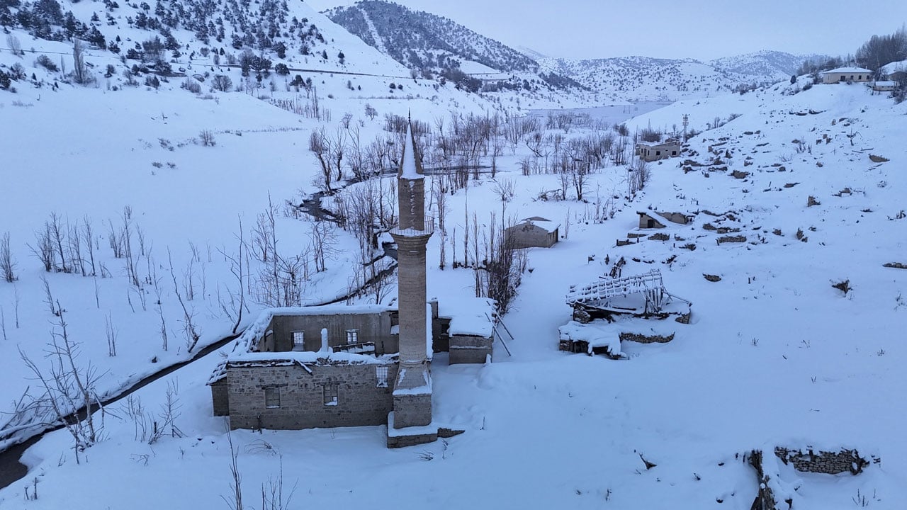Foto - Kuraklık suyu çekti, köy ortaya çıktı! Eski Pusat bu kez kar altında