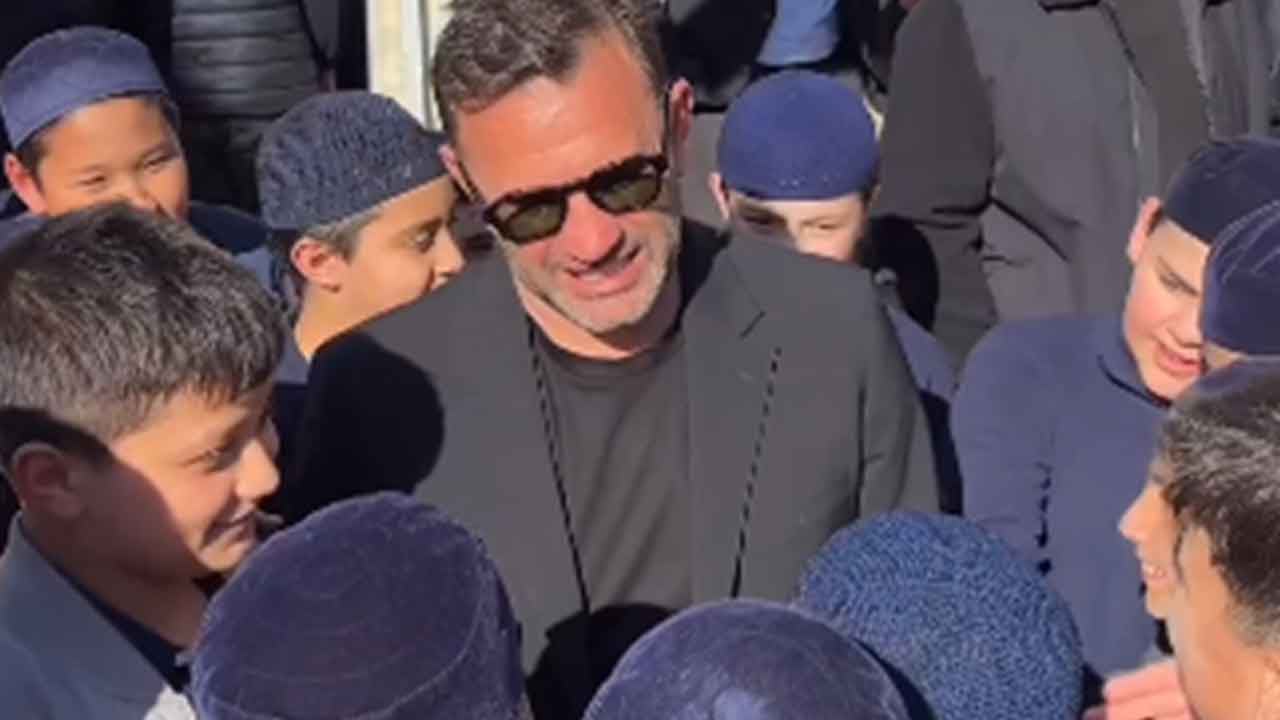 Foto - Çok konuşulacak anlar: Kur'an kursunu ziyaret eden Okan Buruk o isim için dua istedi