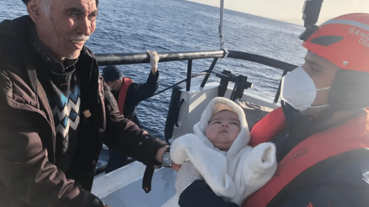 Foto - Kürek sörfü yaptıkları sırada akıntıya kapıldılar: Denizde sürüklenen 1'i bebek 5 kişi kurtarıldı