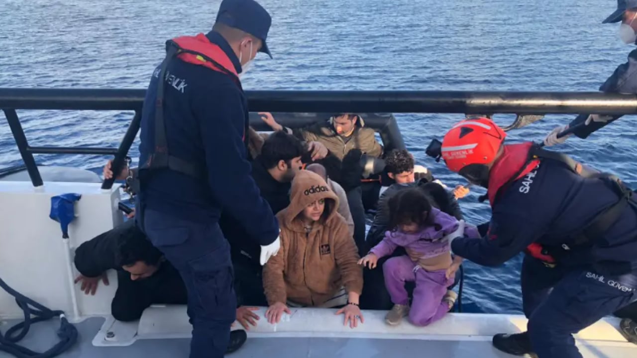 Kürek sörfü yaptıkları sırada akıntıya kapıldılar: Denizde sürüklenen 1'i bebek 5 kişi kurtarıldı