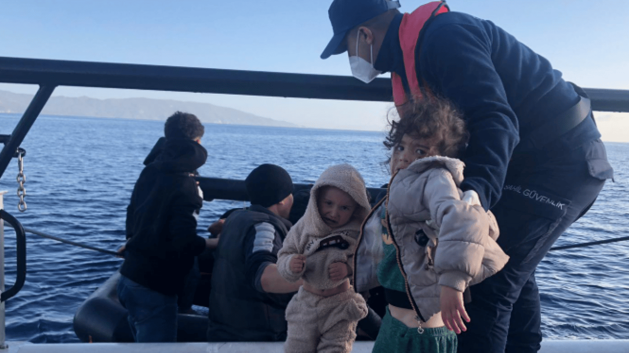 Foto - Kürek sörfü yaptıkları sırada akıntıya kapıldılar: Denizde sürüklenen 1'i bebek 5 kişi kurtarıldı
