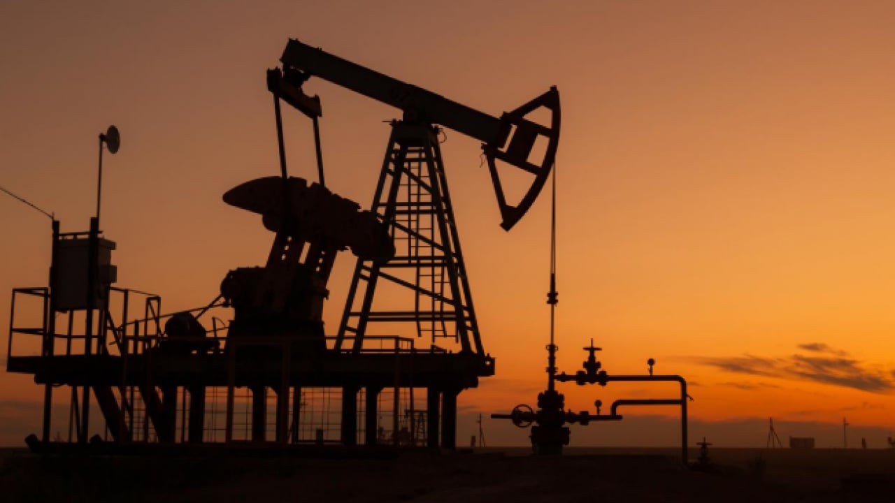 Küresel piyasalarda petrol düşüşte: Brent petrol 70 dolar seviyesine geriledi