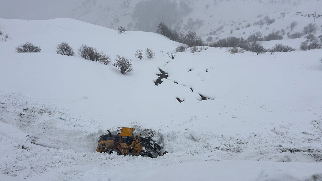 Foto - Kurt korkusuyla okula gidiyorlardı! Çığ düşen yol 2 ay sonra açıldı