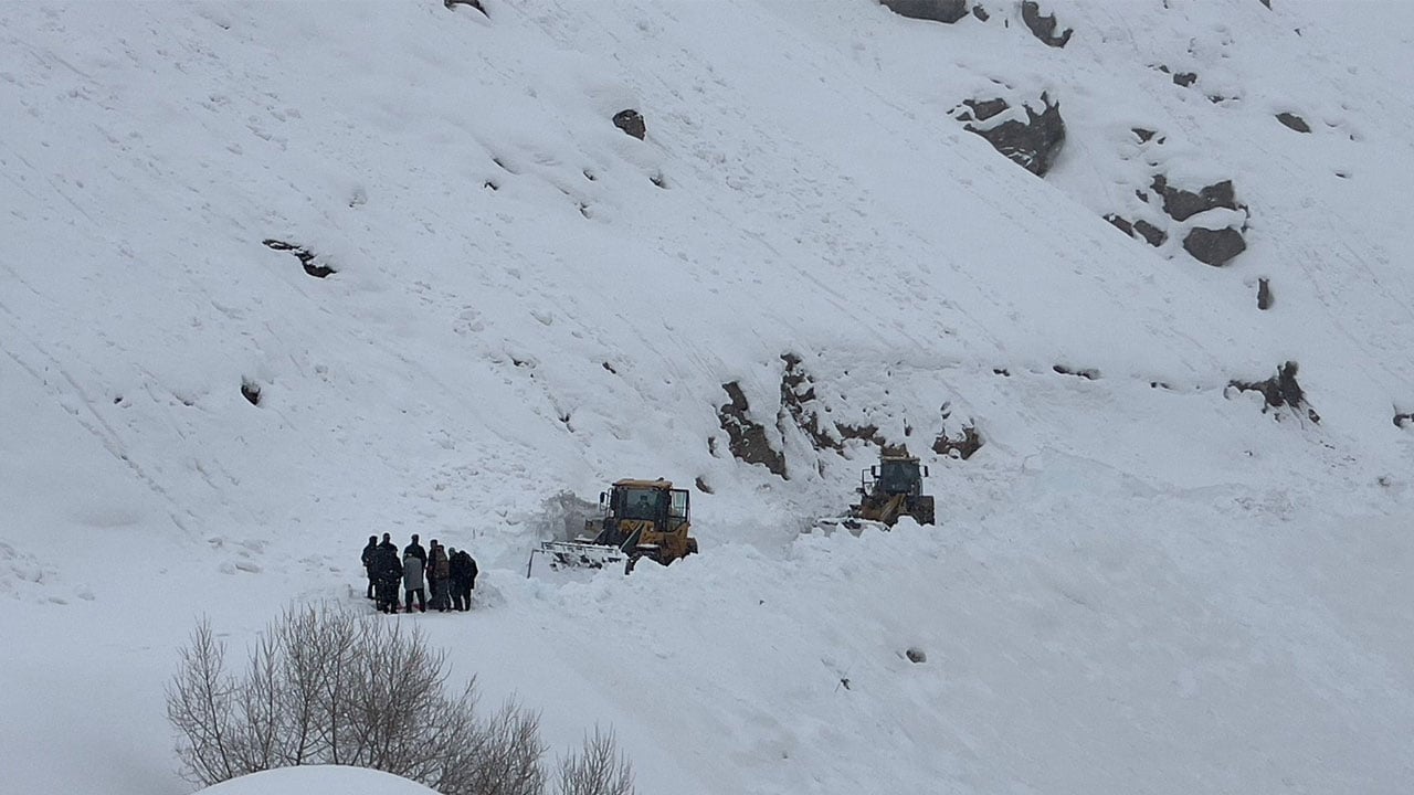 Foto - Kurt korkusuyla okula gidiyorlardı! Çığ düşen yol 2 ay sonra açıldı