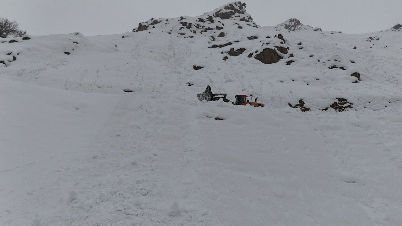 Kurt korkusuyla okula gidiyorlardı! Çığ düşen yol 2 ay sonra açıldı