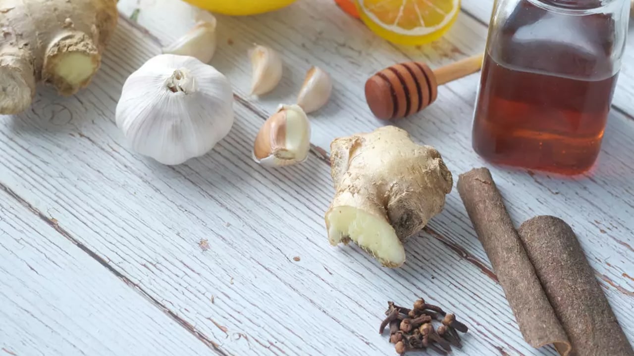 Kuru öksürüğü bıçak gibi kesiyor: Öksürük ilacı niyetiyle için soğanı bir kez de böyle deneyin