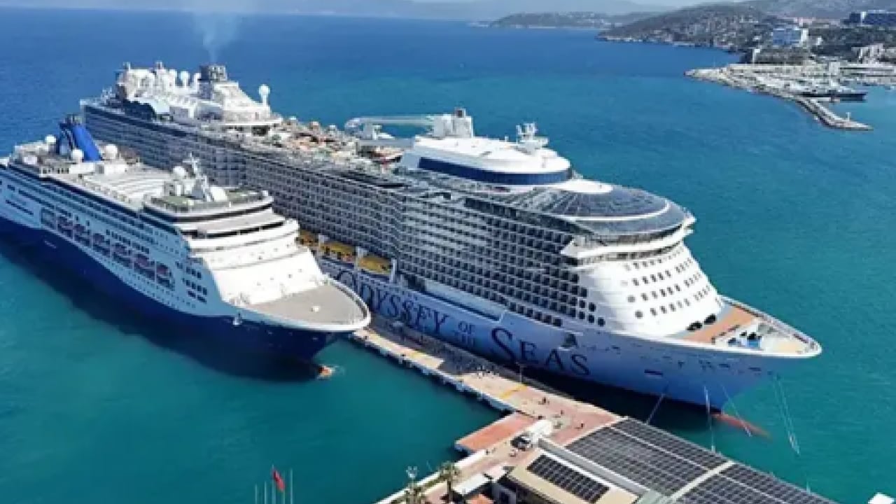 Foto - Kuşadası'nda dev kruvaziyer trafiği! Limana gelen 4 gemiden 9 bin 125 turist indi