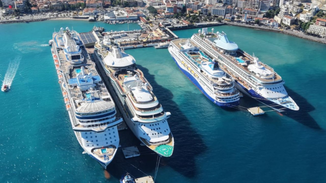 Kuşadası'nda dev kruvaziyer trafiği! Limana gelen 4 gemiden 9 bin 125 turist indi