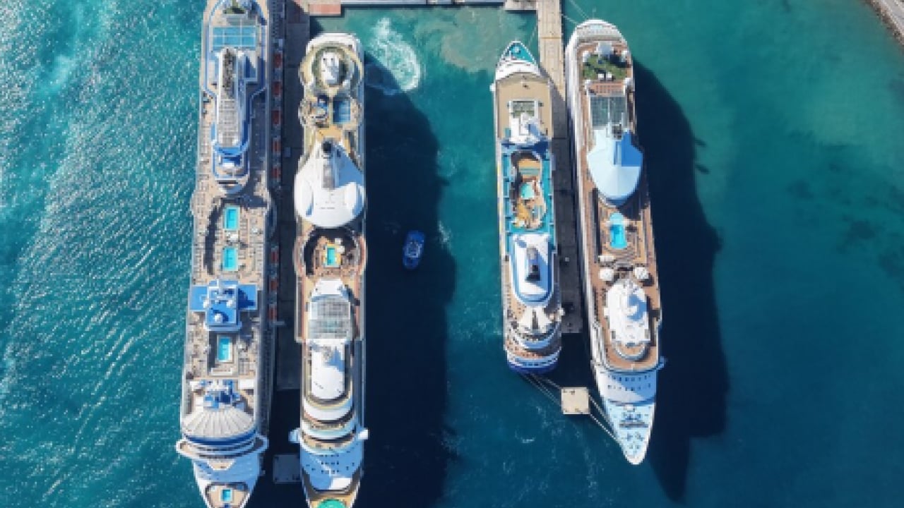 Foto - Kuşadası'nda dev kruvaziyer trafiği! Limana gelen 4 gemiden 9 bin 125 turist indi