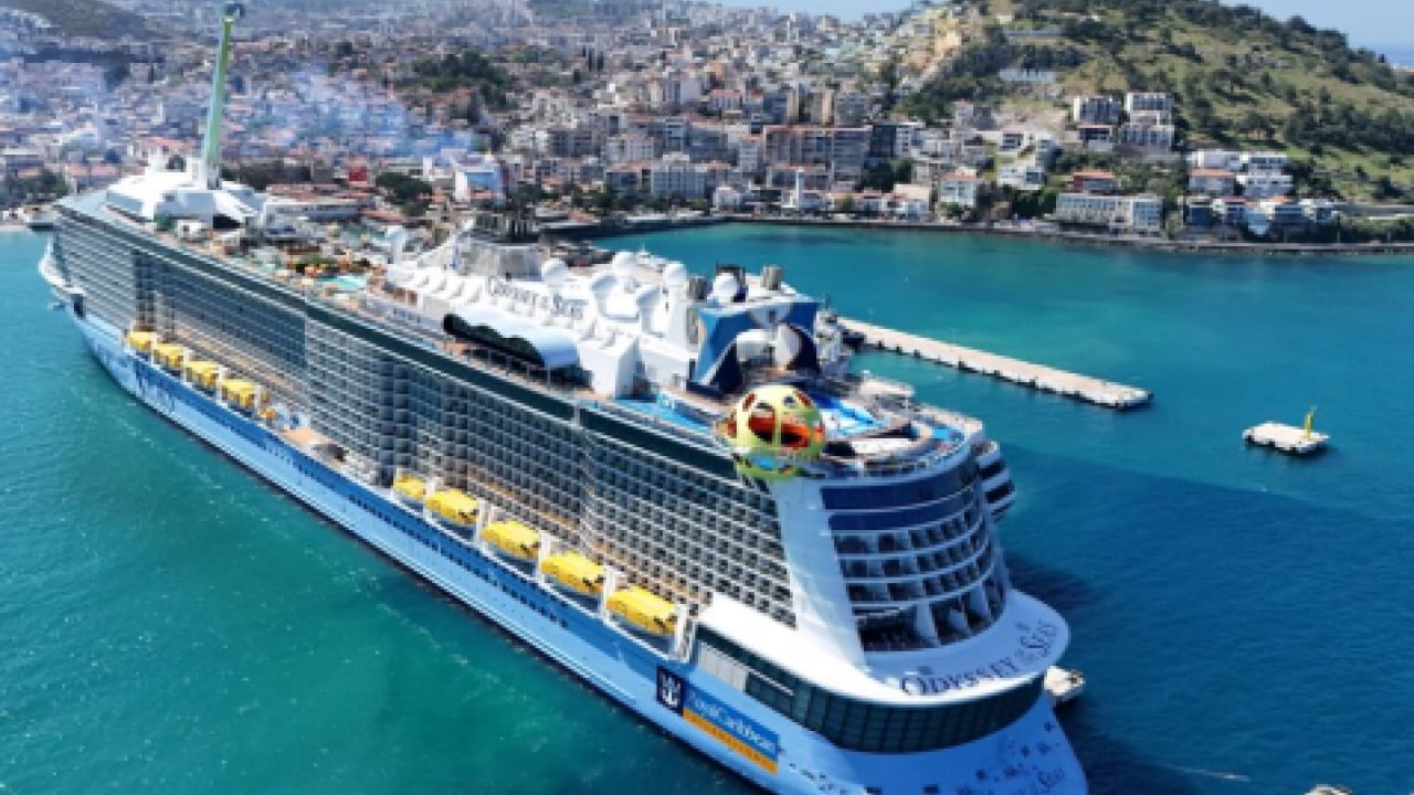 Foto - Kuşadası'nda dev kruvaziyer trafiği! Limana gelen 4 gemiden 9 bin 125 turist indi