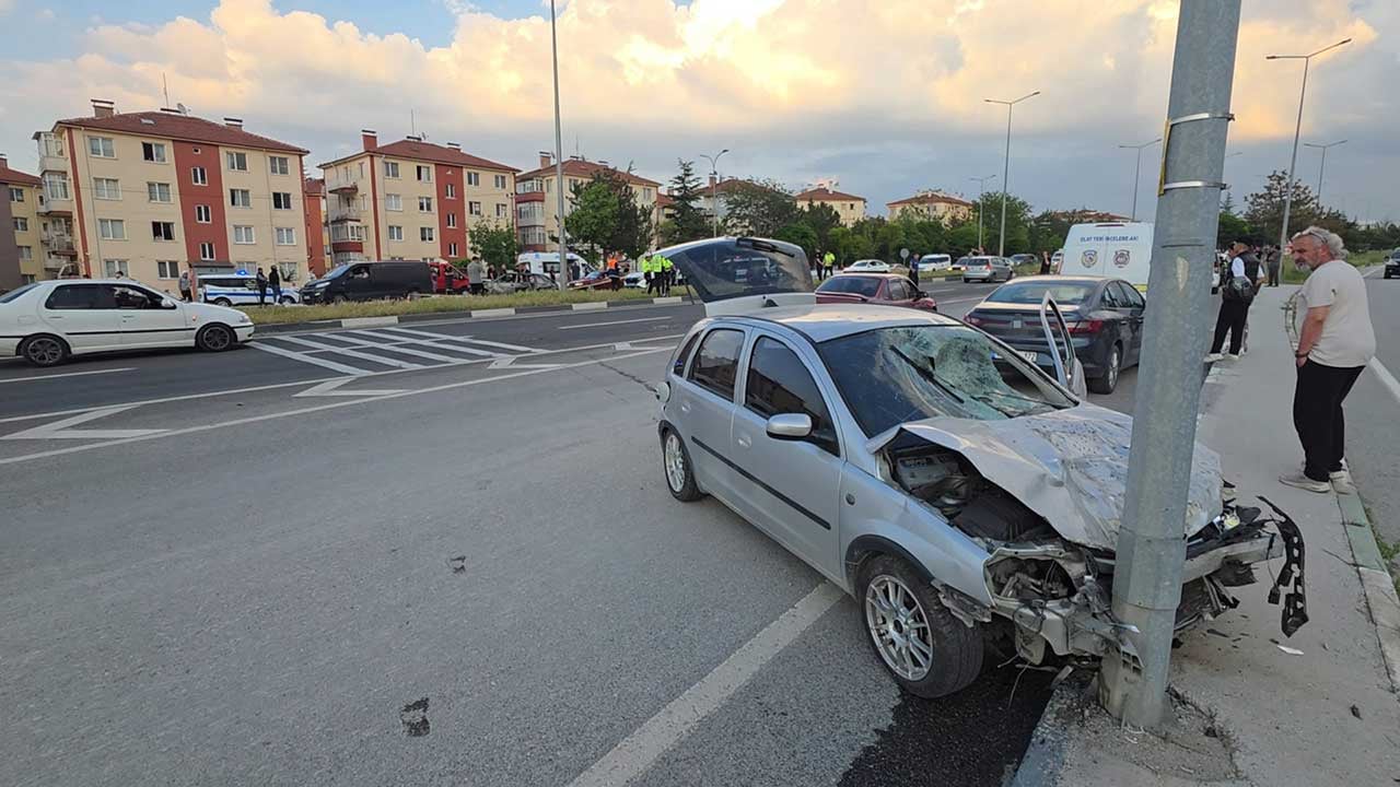 Foto - Kütahya'da feci zincirleme kaza! Karşı şeride geçen otomobiller can aldı!