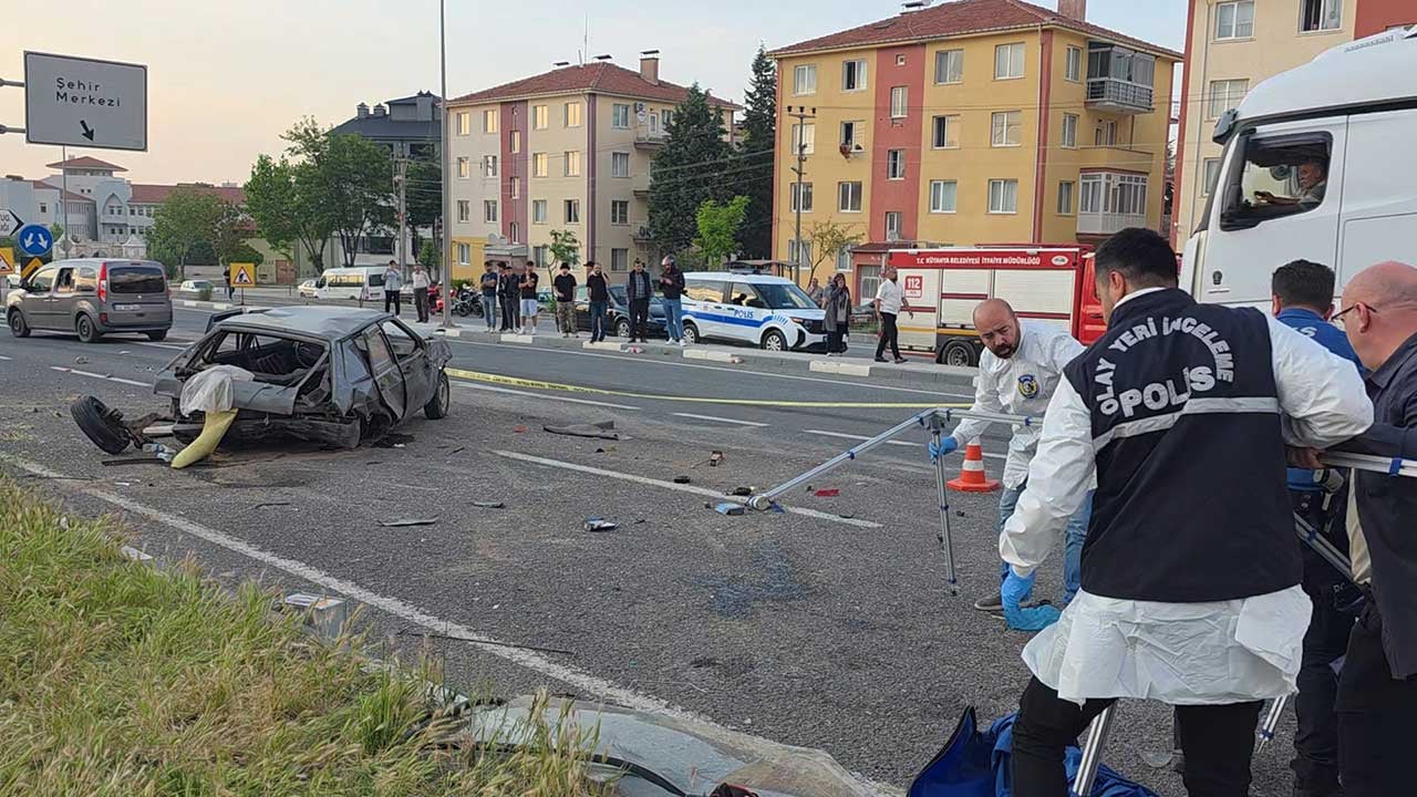 Foto - Kütahya'da feci zincirleme kaza! Karşı şeride geçen otomobiller can aldı!