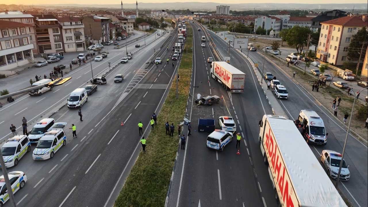 Foto - Kütahya'da feci zincirleme kaza! Karşı şeride geçen otomobiller can aldı!