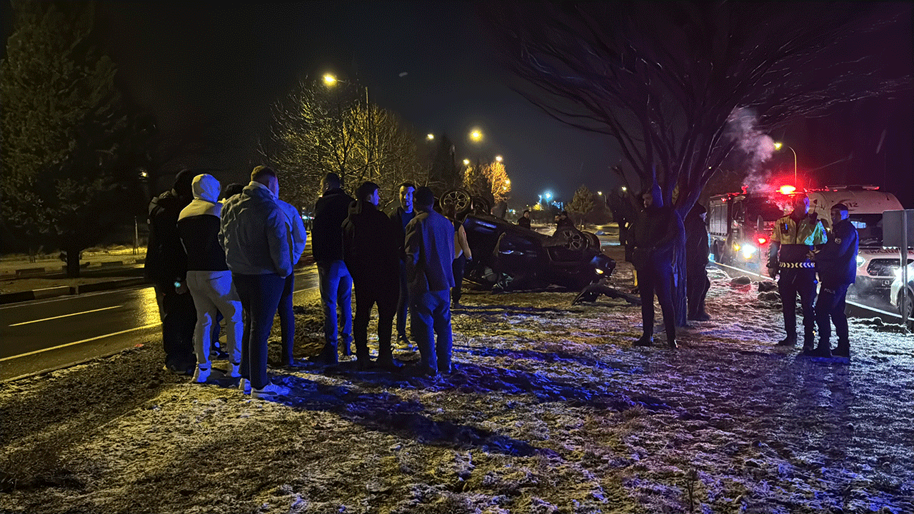 Foto - Kütahya’da korku kavşağı! Yarım saat arayla aynı noktada iki otomobil takla attı!