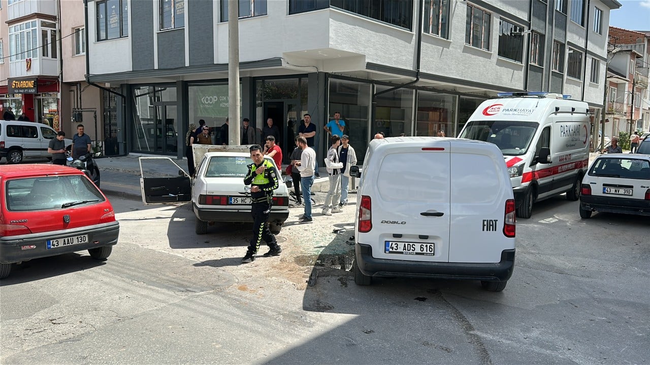 Foto - Kütahya'da ortalık savaş alanına döndü, ehliyetsiz sürücünün yol açtığı feci kaza pahalıya patladı!