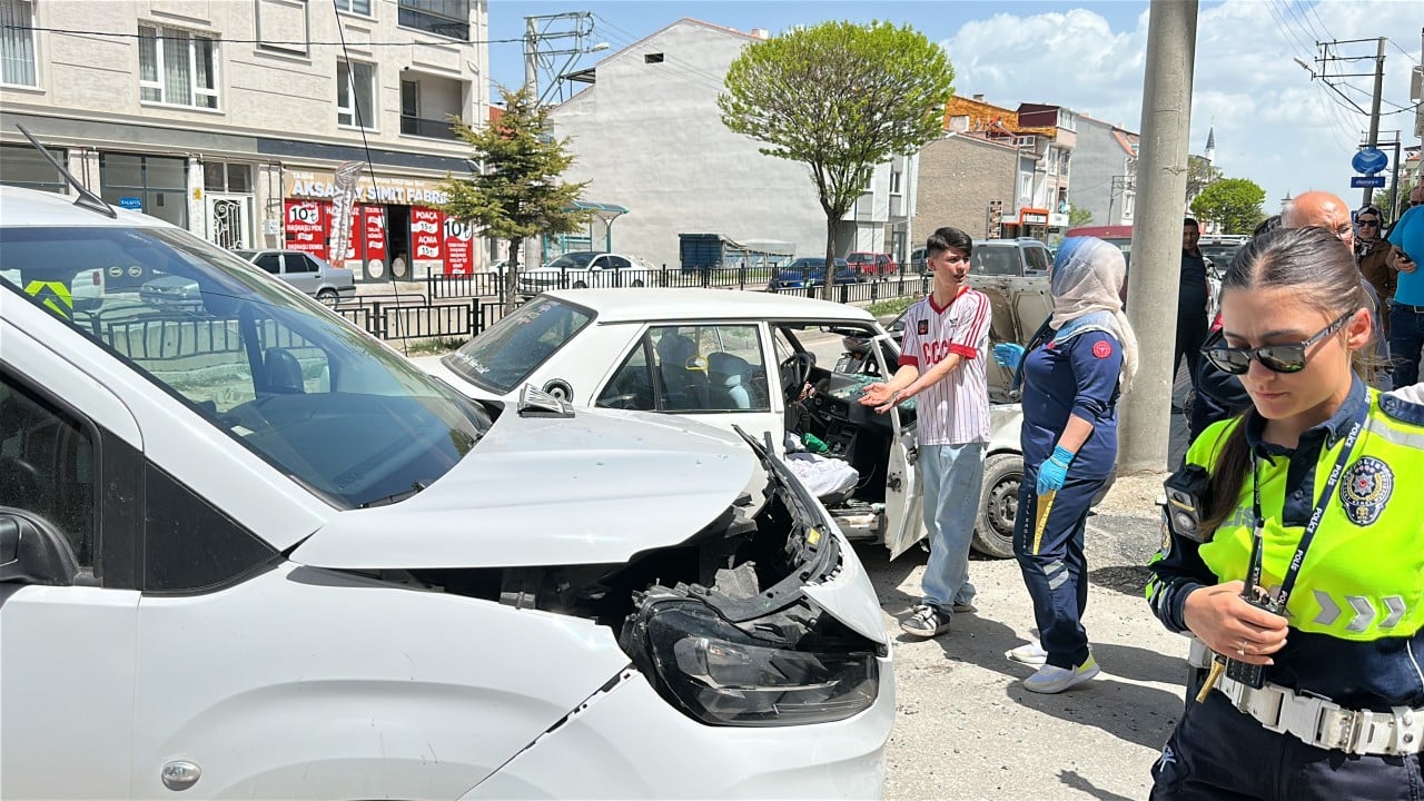 Foto - Kütahya'da ortalık savaş alanına döndü, ehliyetsiz sürücünün yol açtığı feci kaza pahalıya patladı!
