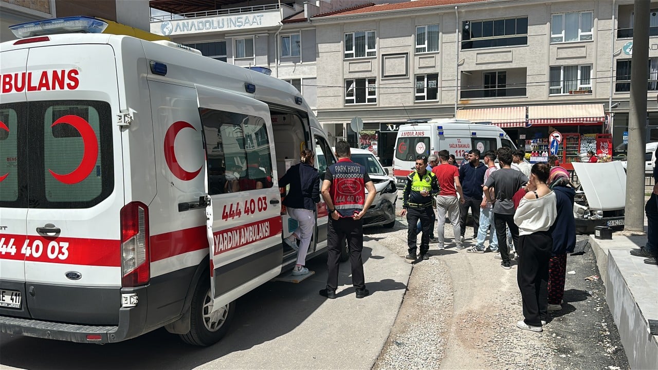 Foto - Kütahya'da ortalık savaş alanına döndü, ehliyetsiz sürücünün yol açtığı feci kaza pahalıya patladı!