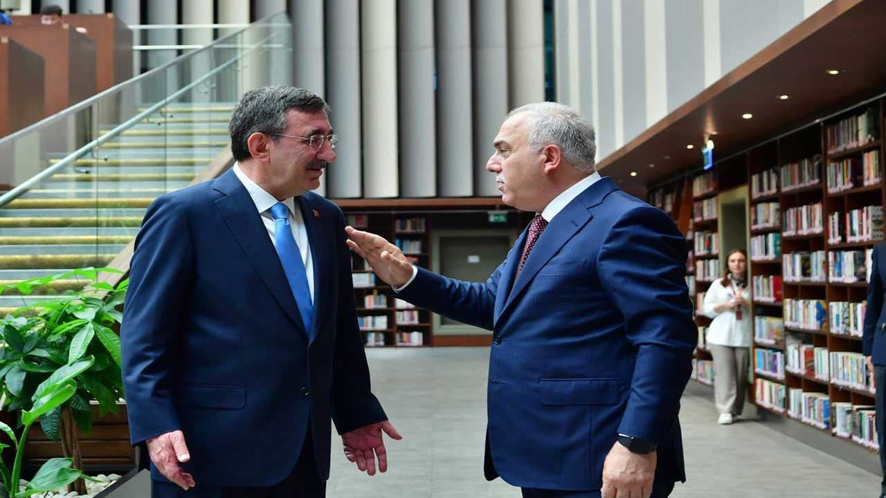 Foto - Kütüphanede sürpriz buluşma! Cevdet Yılmaz'dan ziyaret