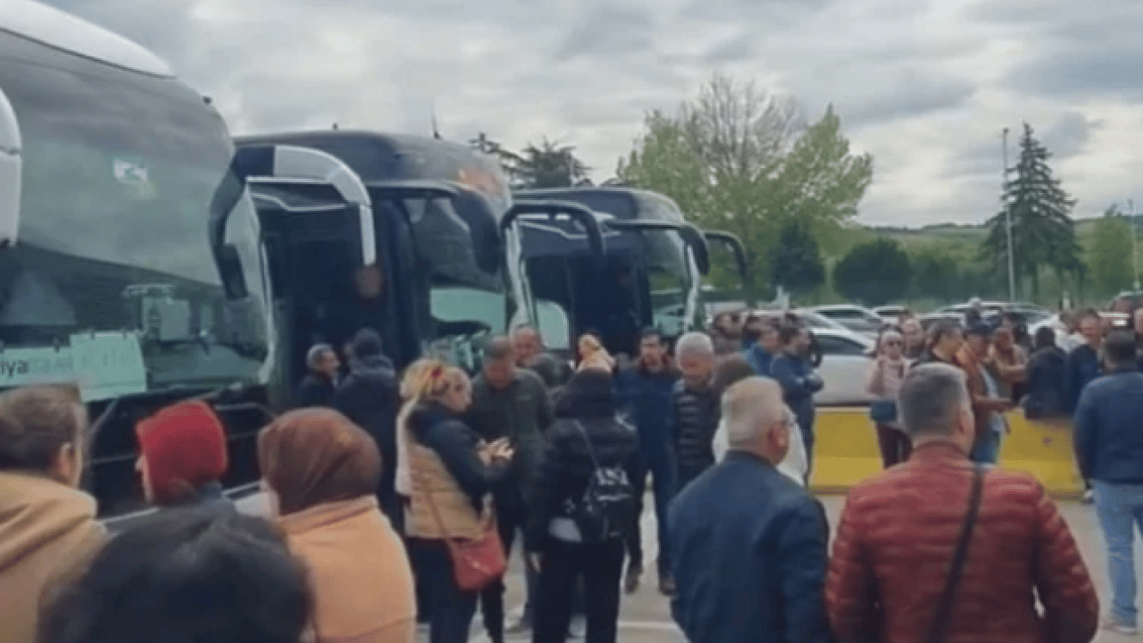 Foto - Kuyruklar kilometrelerce uzadı! Bekleme süresi 10 saati geçti!