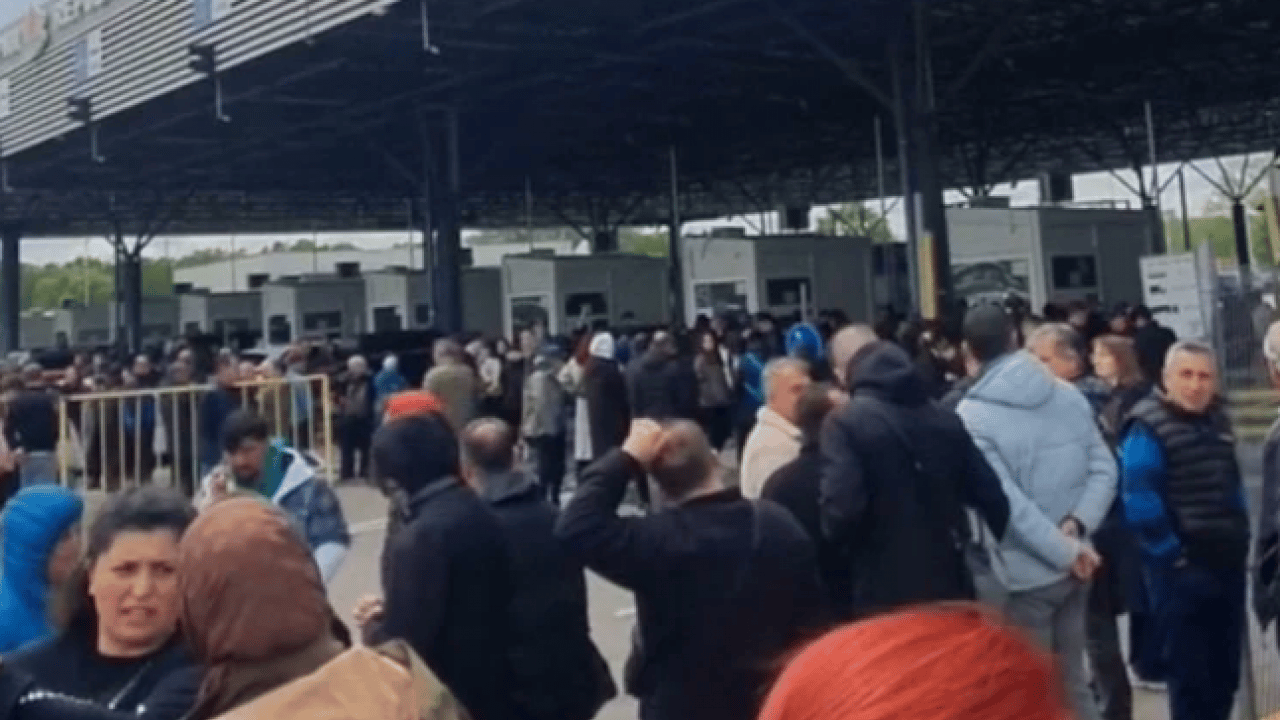 Kuyruklar kilometrelerce uzadı! Bekleme süresi 10 saati geçti!