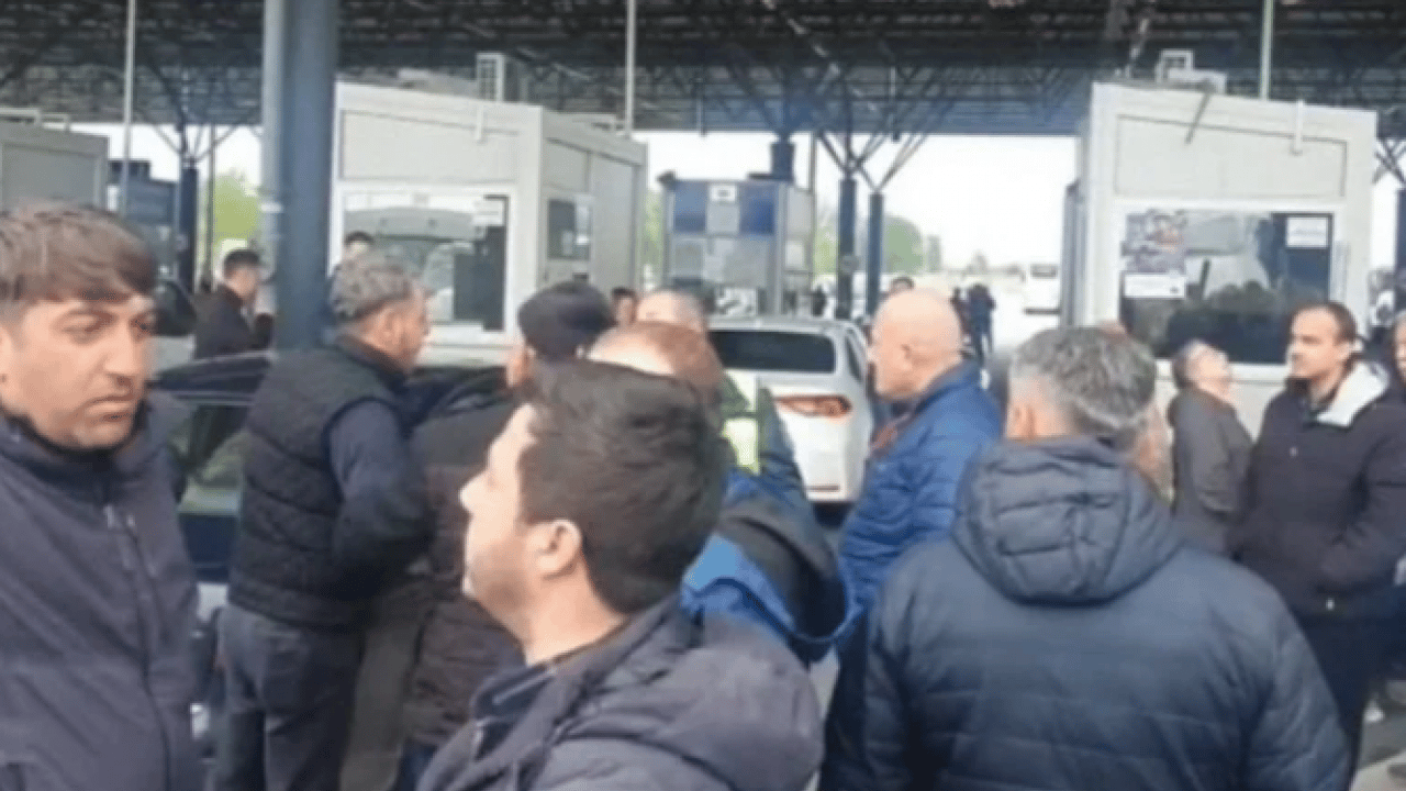 Foto - Kuyruklar kilometrelerce uzadı! Bekleme süresi 10 saati geçti!