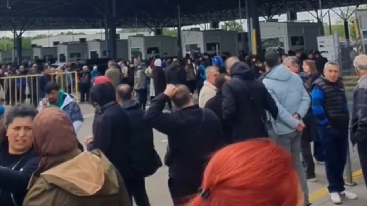Foto - Kuyruklar kilometrelerce uzadı! Bekleme süresi 10 saati geçti!
