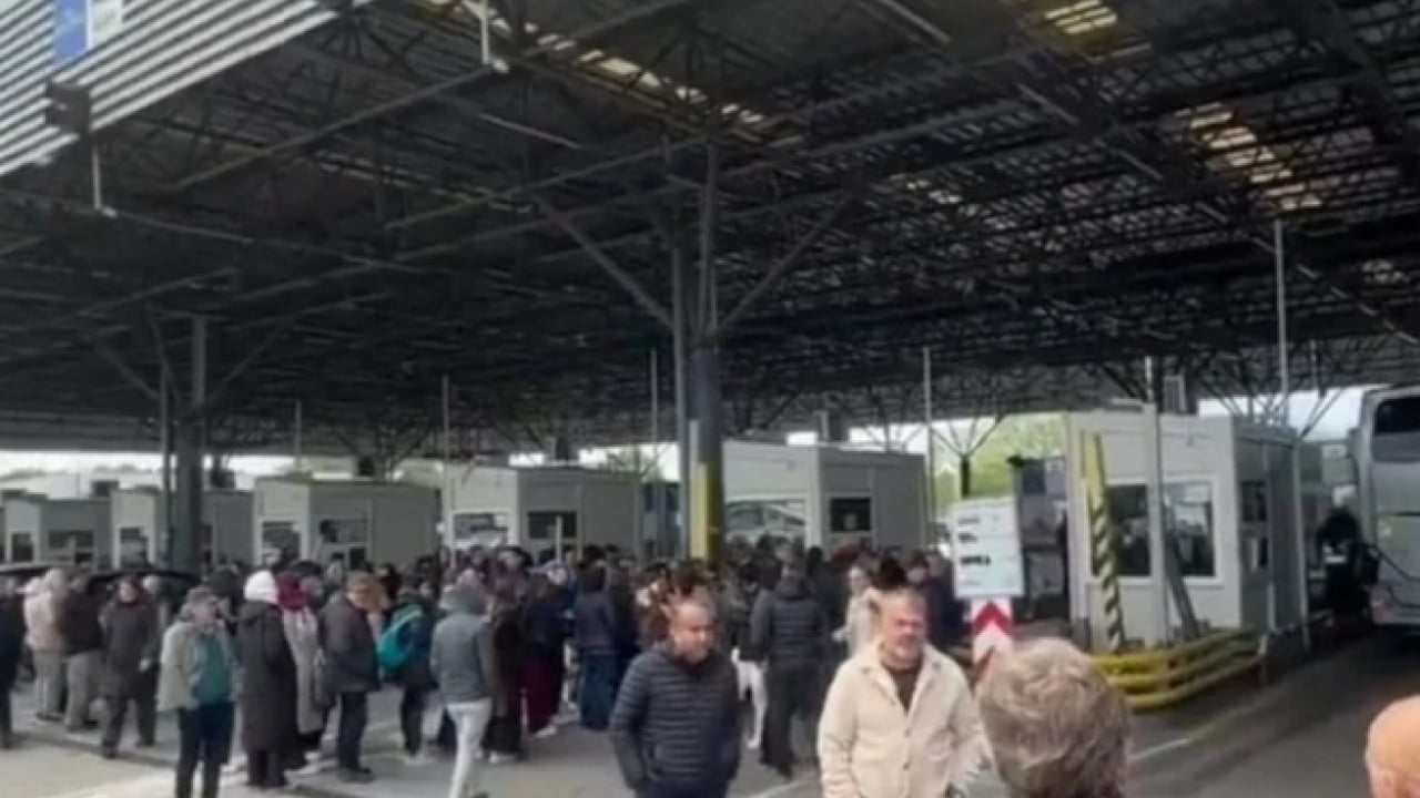 Foto - Kuyruklar kilometrelerce uzadı! Bekleme süresi 10 saati geçti!