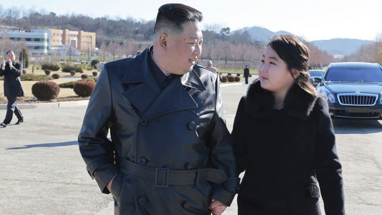 Foto - Kuzey Kore’de ‘varis’ tartışması! Kim, aile anıtına kızıyla gidince olanlar oldu