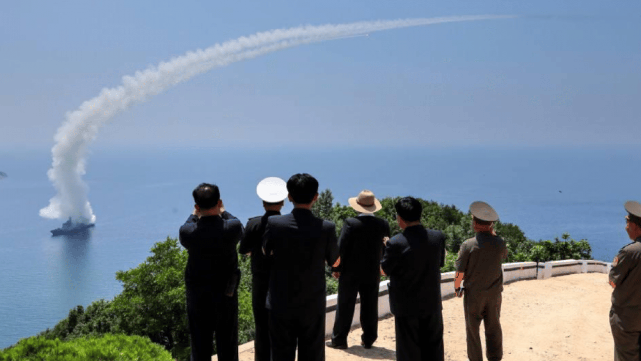 Foto - Kuzey Kore'den ABD'ye mesaj gibi gösteri! Kim Jong-un yerinde izledi!